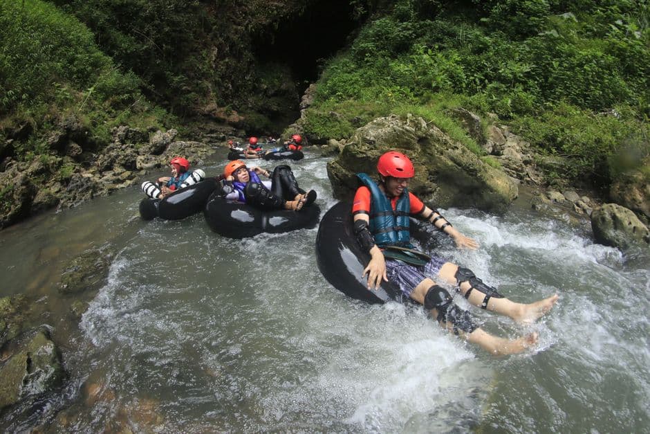Tubing op de Bohorok-rivier, Sumatra